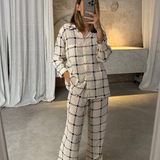 Complete look: white blouse with black checks