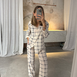 Complete look: white trousers with black checks