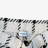 Complete look: white trousers with black checks