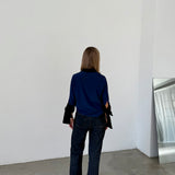 Blusa azul marino con cuello en V de Laagam