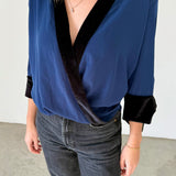Blusa azul marino con cuello en V de Laagam