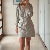 Vestido corto satinado cruzado en gris ZARA S