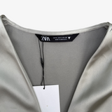 Vestido corto satinado cruzado en gris ZARA S