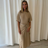 Vestido midi beige drapeado & Other Stories