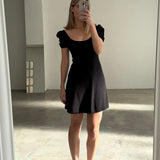 Vestido mini negro con mangas abullonadas & Other Stories