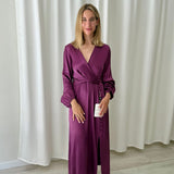 Vestido midi satinado color ciruela cruzado Sophie & Lucie