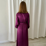 Vestido midi satinado color ciruela cruzado Sophie & Lucie