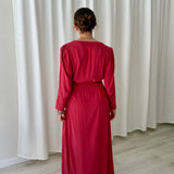 Vestido maxi cruzado de seda frambuesa By Biombo