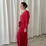 Vestido maxi cruzado de seda frambuesa By Biombo