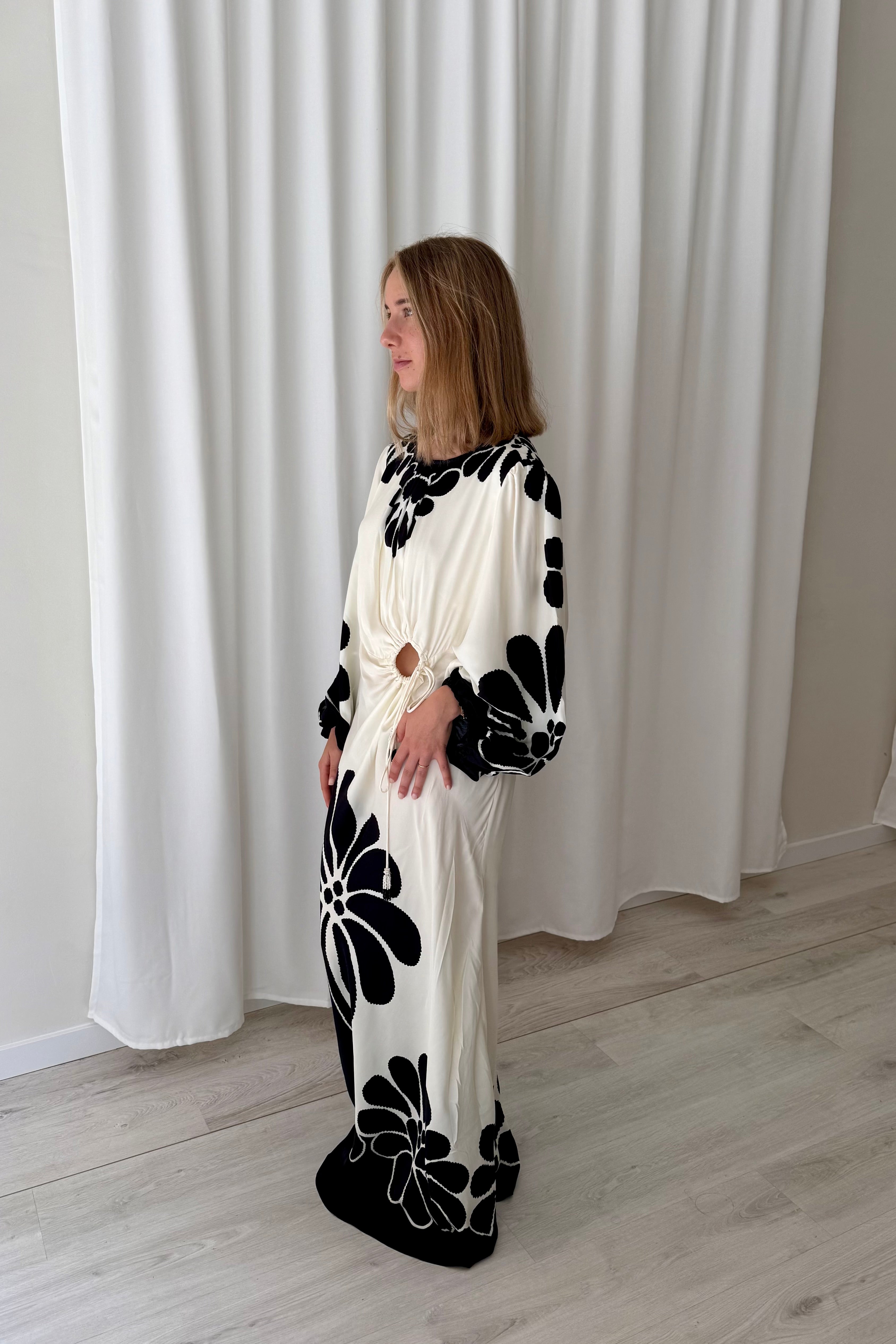 Farm Rio Black & Cream Floral Maxi Dress | Second Hand Pasaly Farm Rio Black & Cream Floral Maxi Dress | Second Hand Pasaly