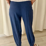 Pantalón azul tapered con pinzas Beatriz Furest