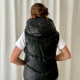 Chaleco Acolchado Negro con Capucha Skatïe Brand