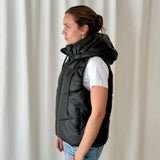 Chaleco Acolchado Negro con Capucha Skatïe Brand