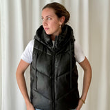 Chaleco Acolchado Negro con Capucha Skatïe Brand